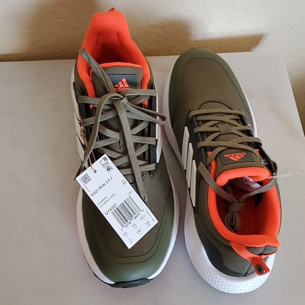 NWOB Women's Adidas EQ21 Run 2.0J size 6 - Picture 6 of 17